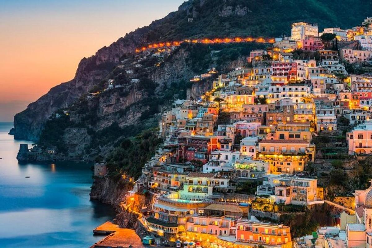 pemandangan perkampungan positano di atas gunung