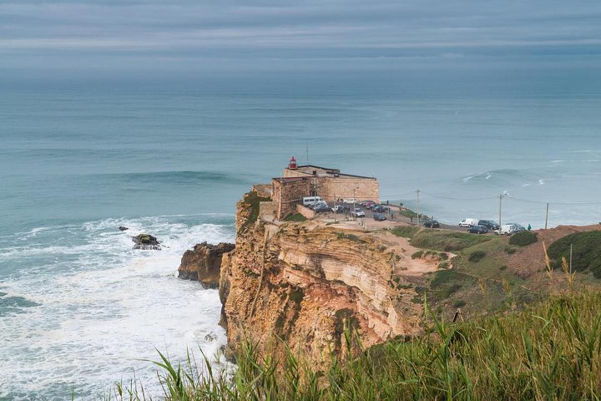un edificio in cima a una scogliera vicino all'oceano
