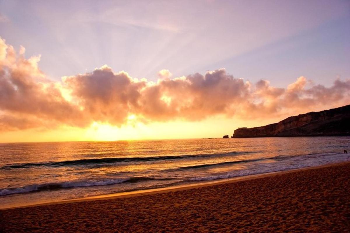 un tramonto su una spiaggia con l'oceano