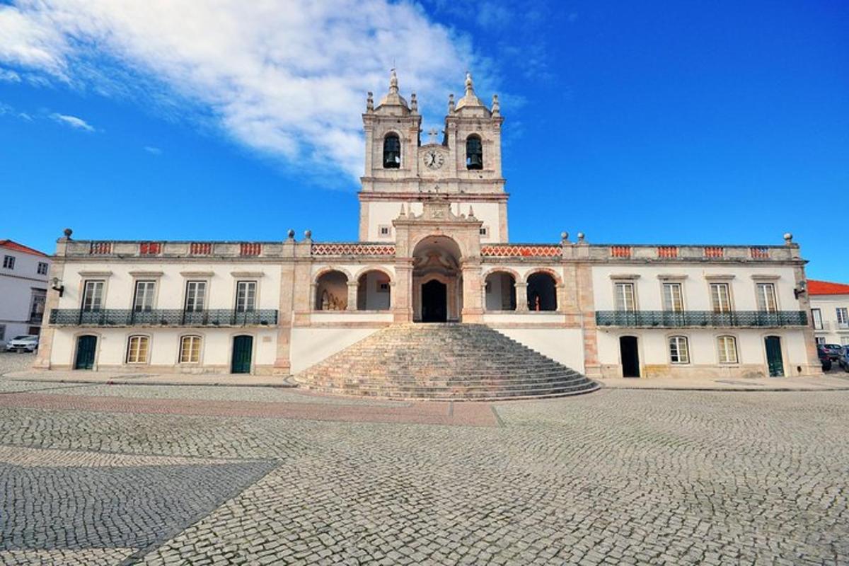 un edificio con una torre dell'orologio in cima