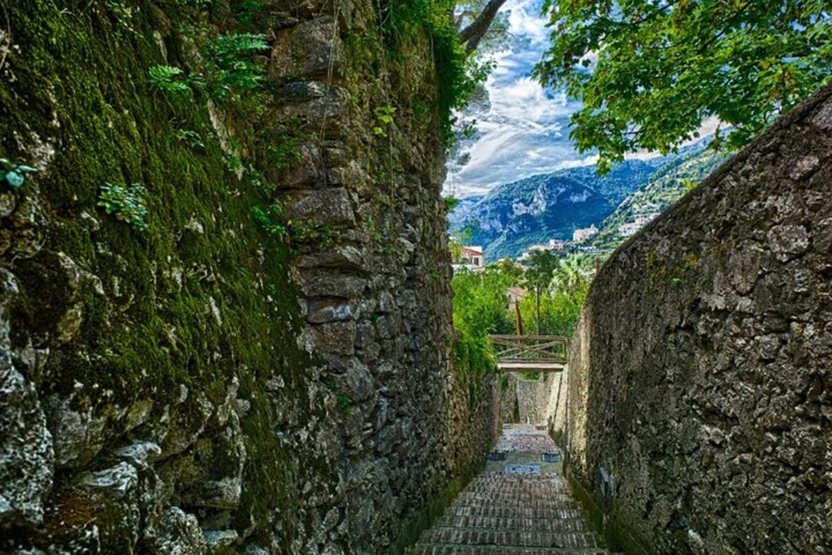 dinding batu dengan jalan sempit di samping gunung