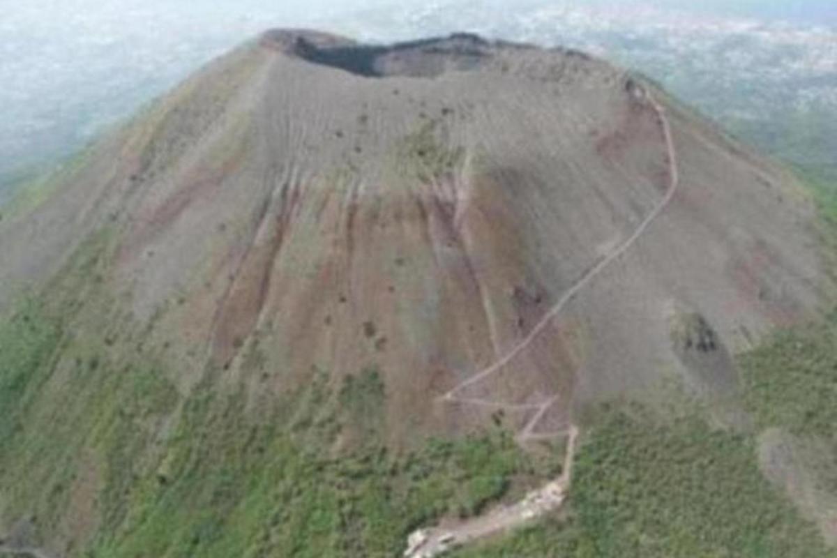 una vista aerea di una montagna nell'oceano