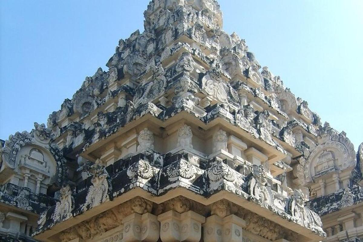 una torre d'un edifici amb estàtues