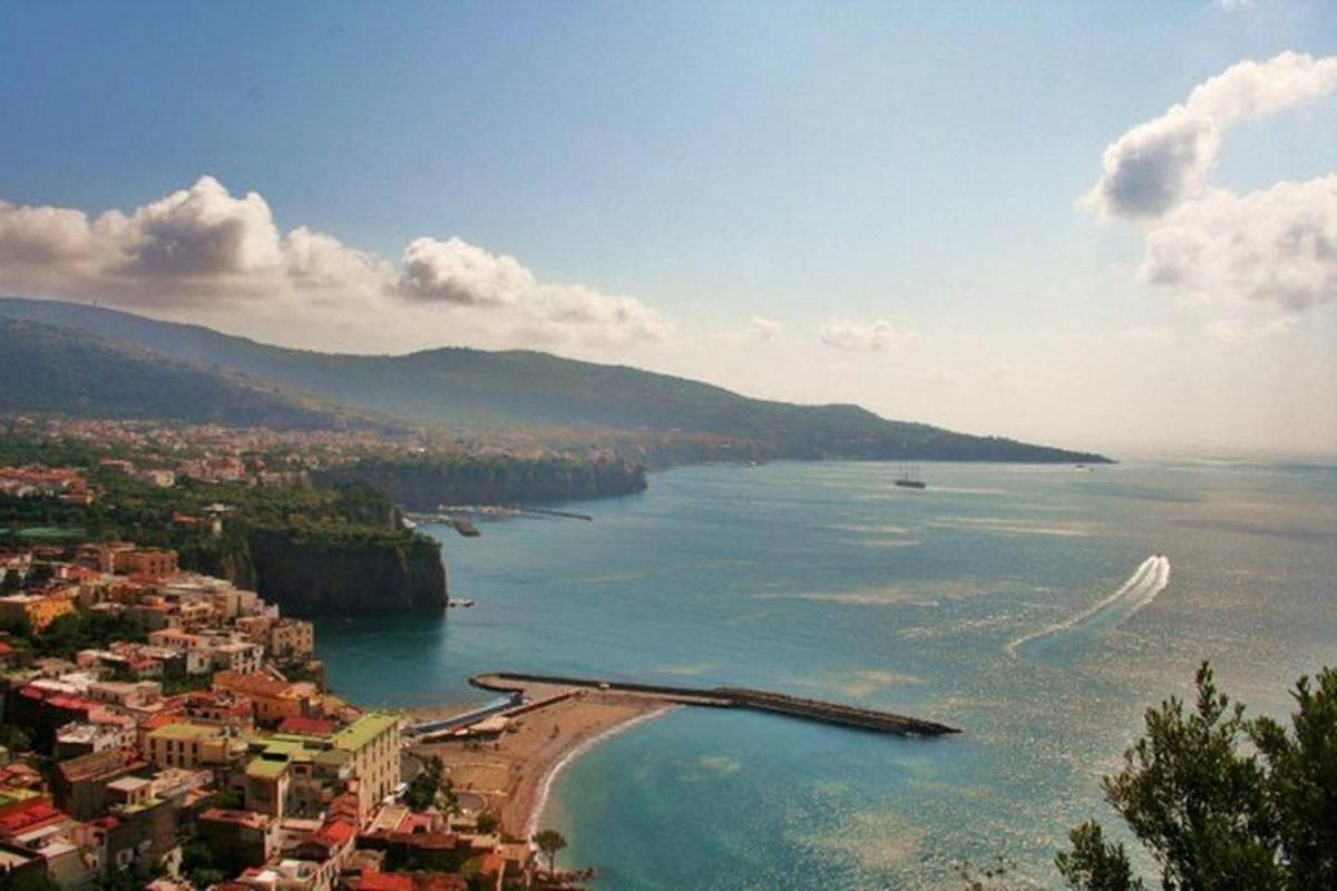 pogled na plažo z mestom in oceanom