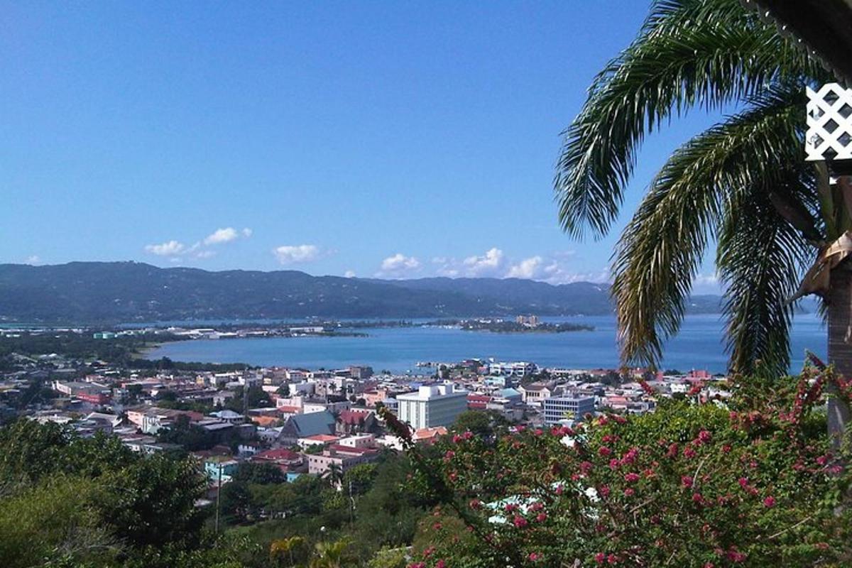 pemandangan bandar dan perairan