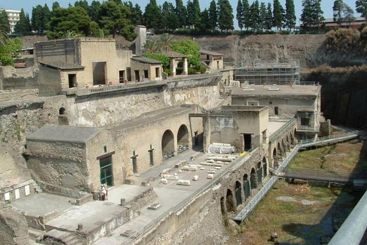 Un edificio antiguo con coches aparcados fuera.