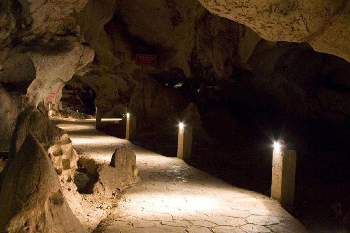 eine dunkle Höhle mit einem Pfad in einer Felsformation
