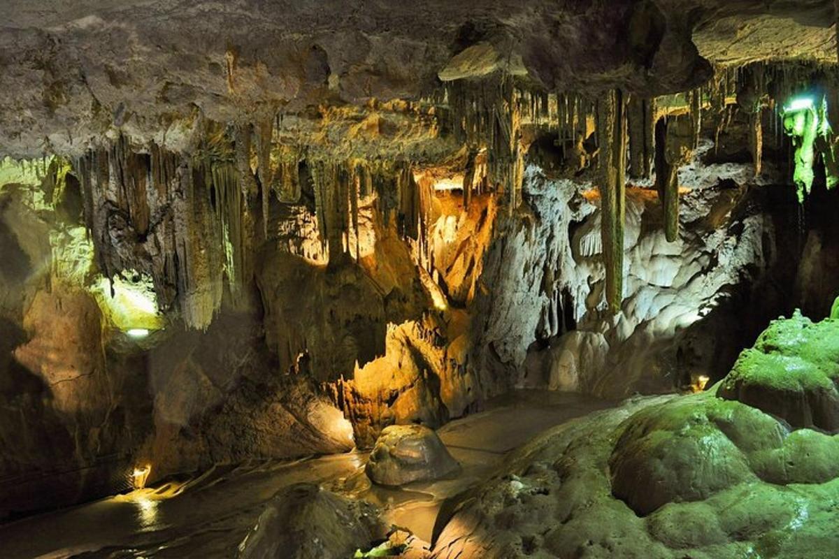 eine Höhle mit einigen Eisformationen darin