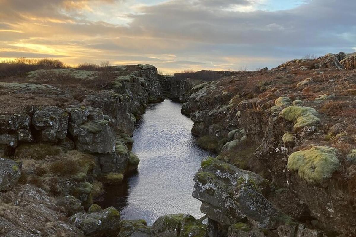 ein Wasserstrom zwischen zwei großen Felsen