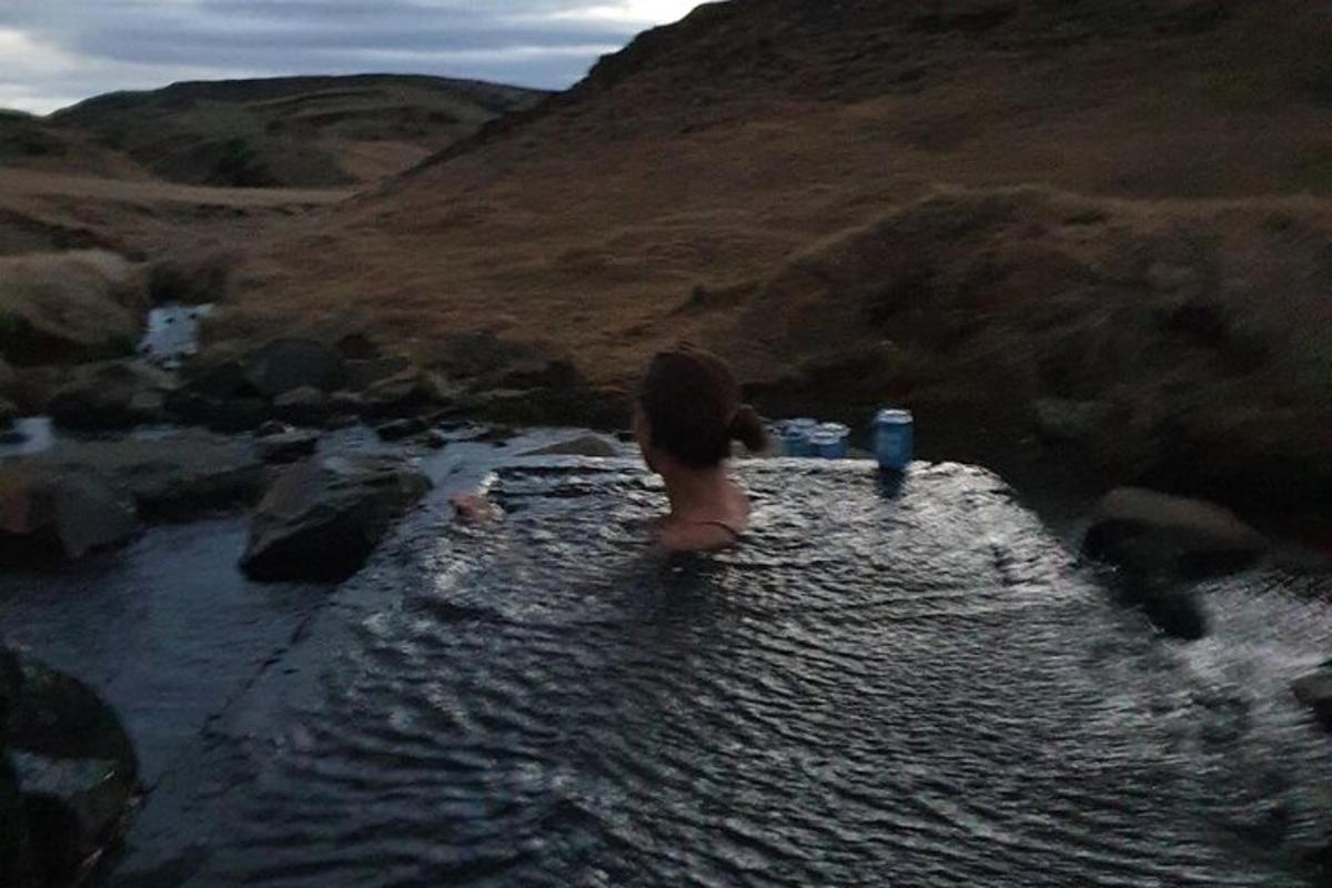 eine Frau, die im Wasser eines Flusses sitzt