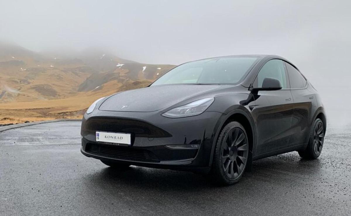 sivi automobil je parkiran na cesti