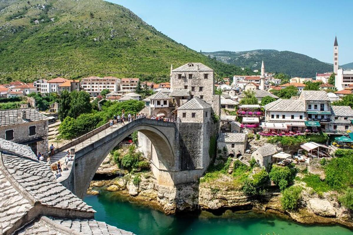 un ponte sopra un fiume vicino a una città