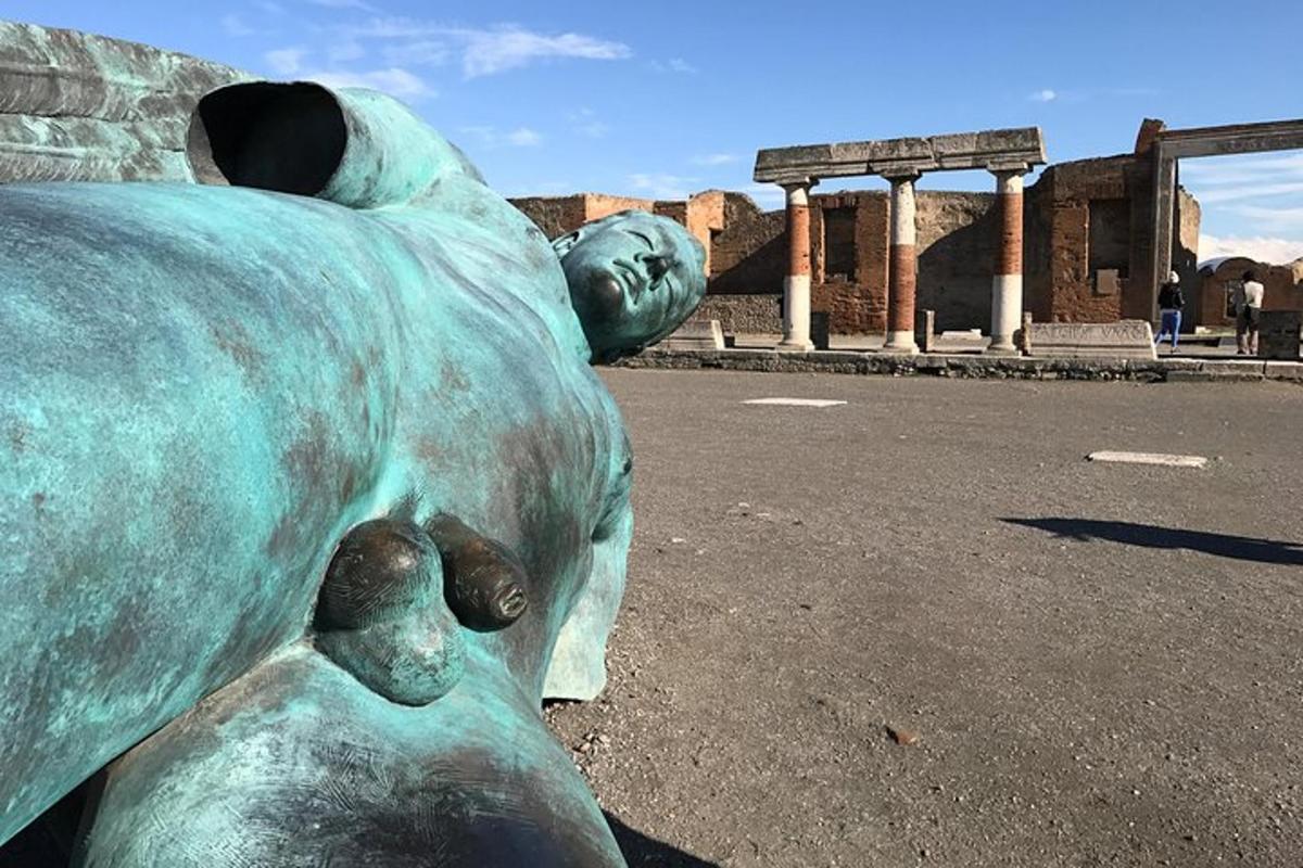 una statua di un orso con un bambino sopra