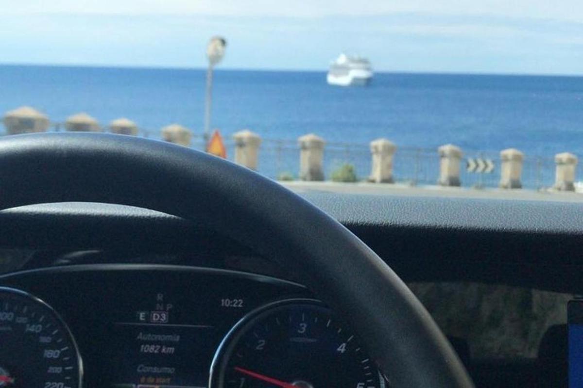 Mælaborð bíls með útsýni yfir hafið