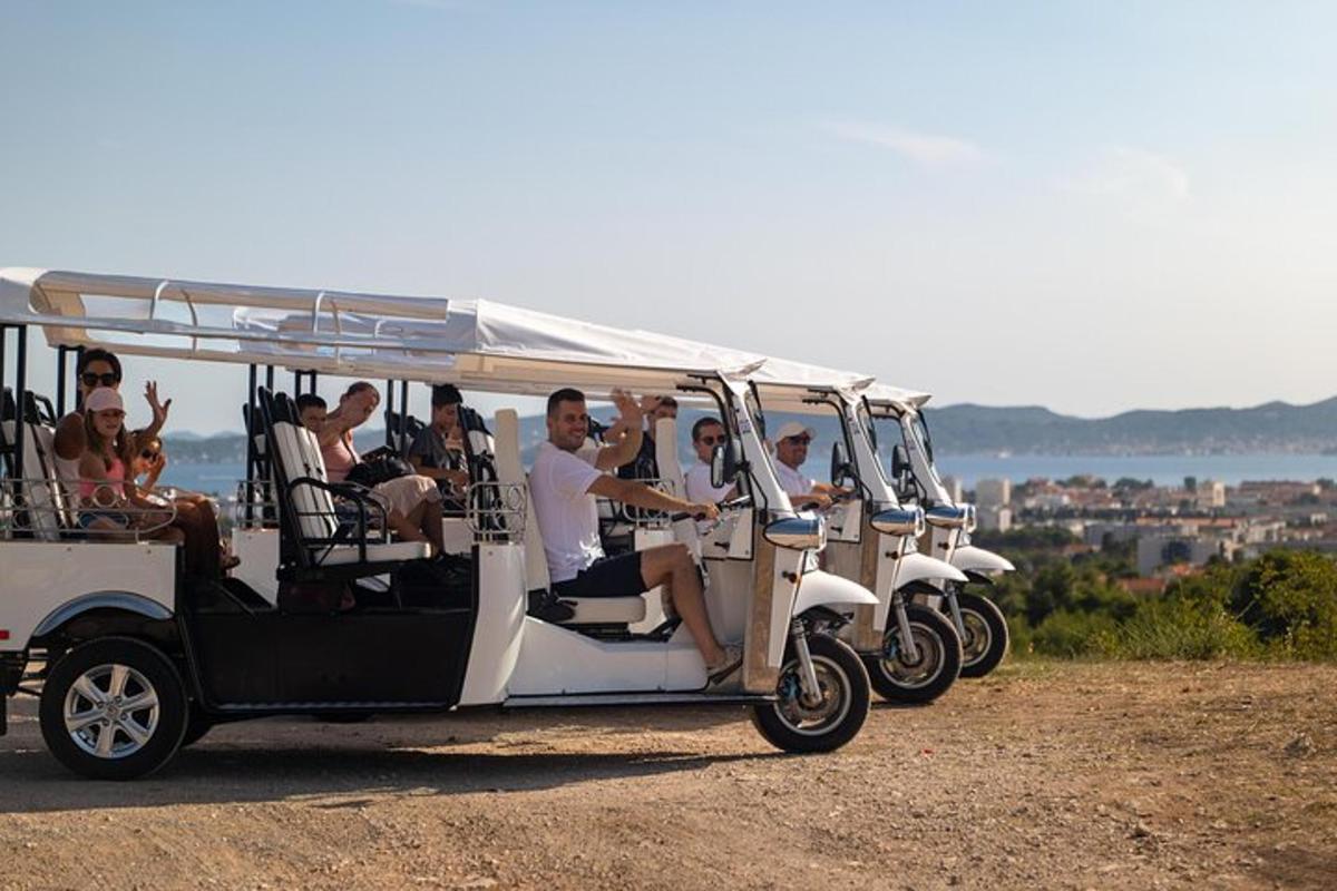 un gruppo di persone a bordo di un golf cart