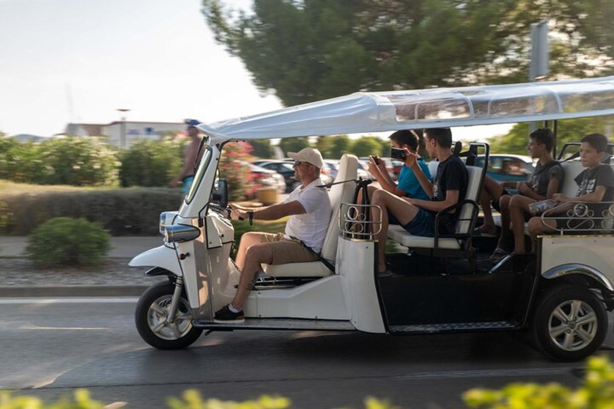 un gruppo di persone a bordo di un golf cart