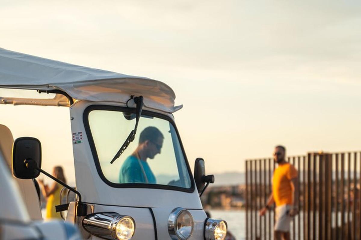un uomo seduto nella parte anteriore di un golf cart