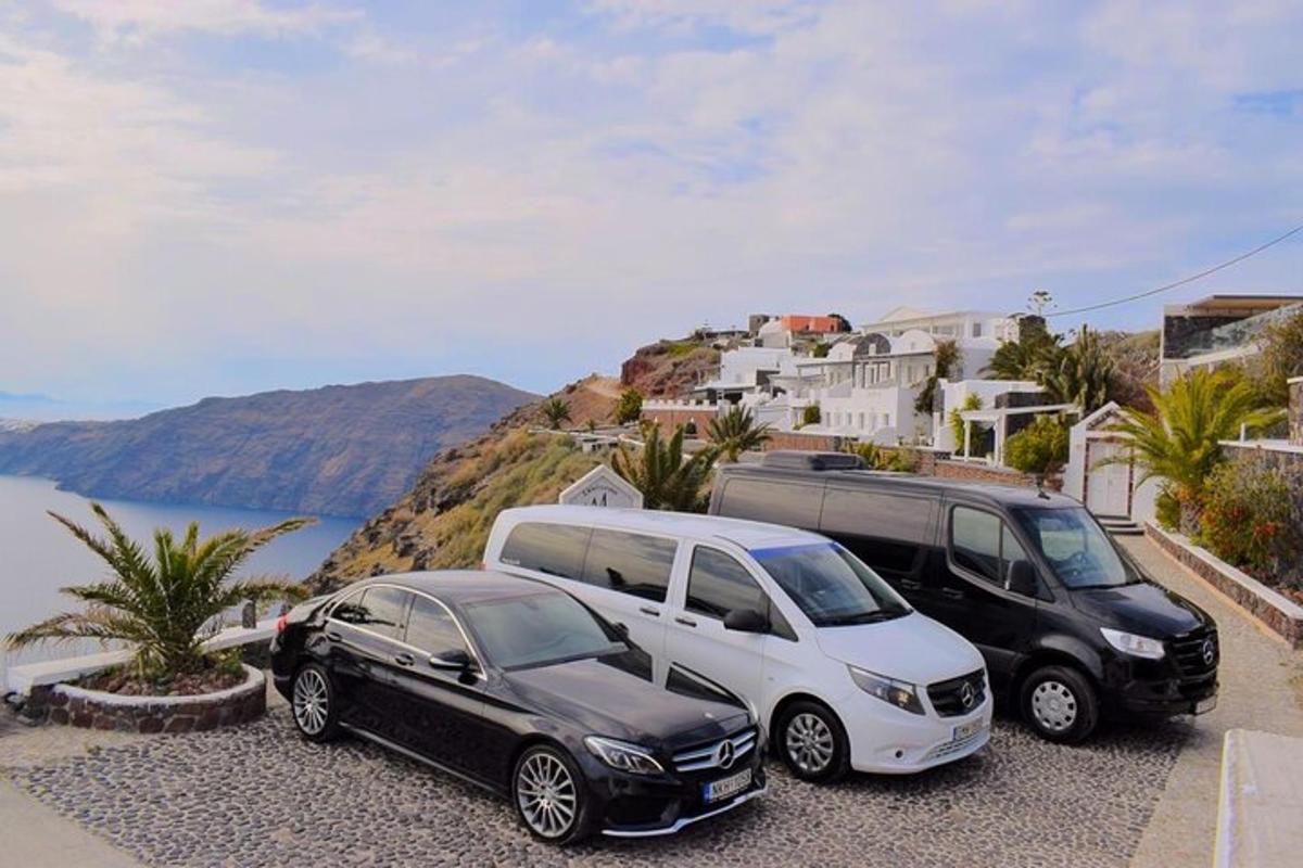 tre auto parcheggiate in un parcheggio vicino all'acqua