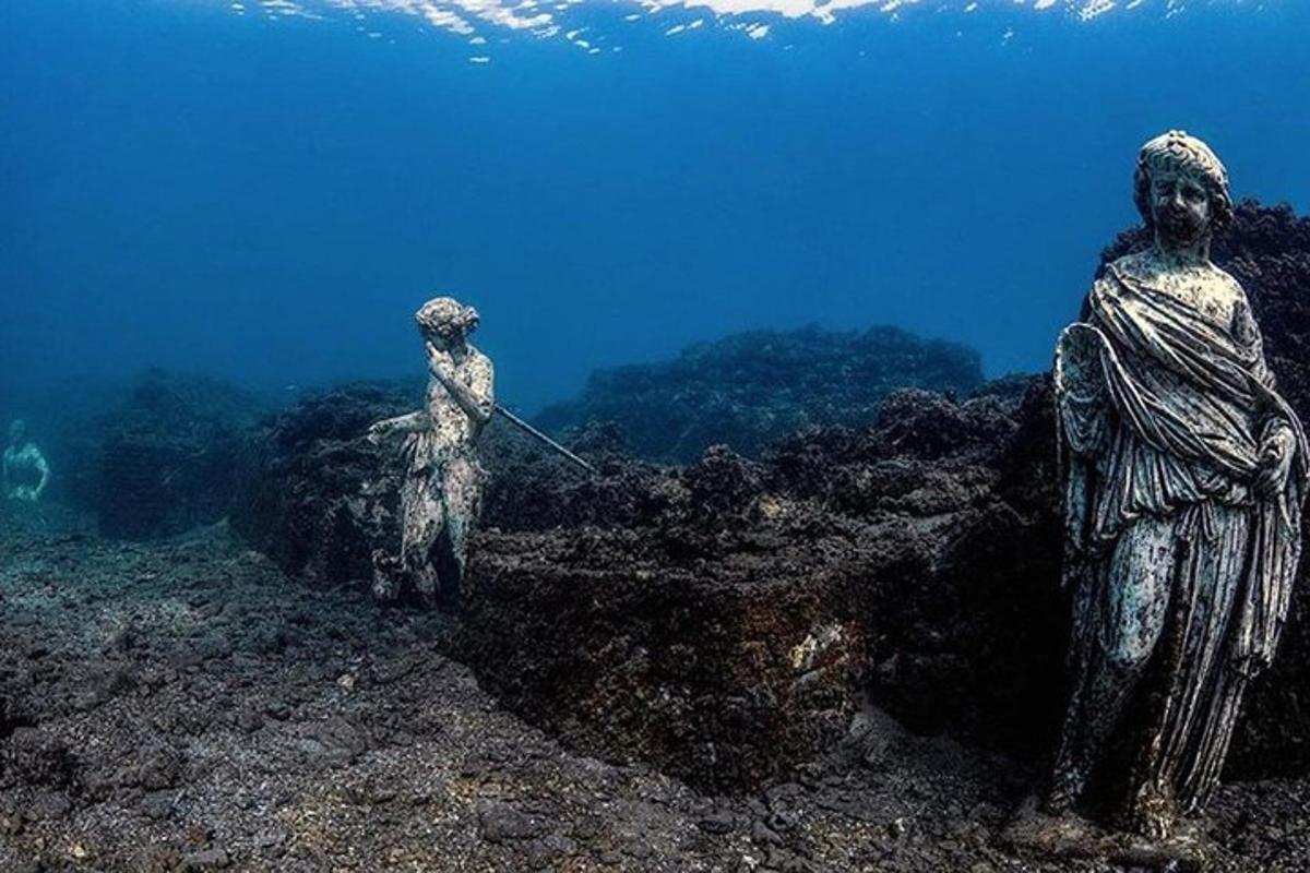 una estàtua d'una dona dempeus a l'oceà