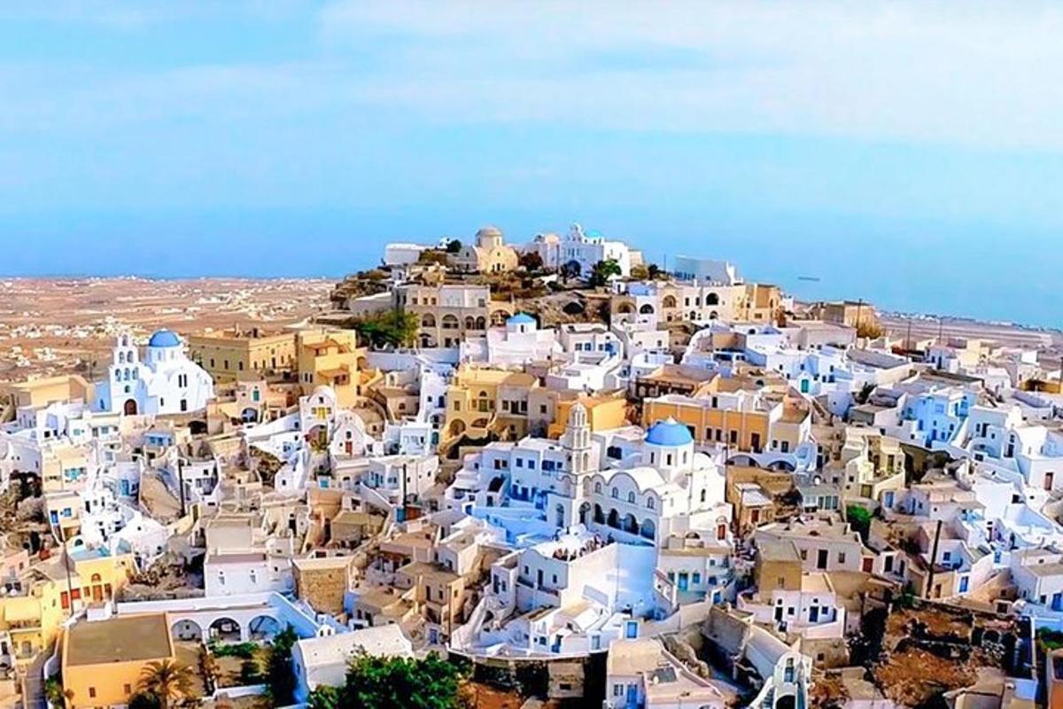 una vista di una città con edifici blu e bianchi