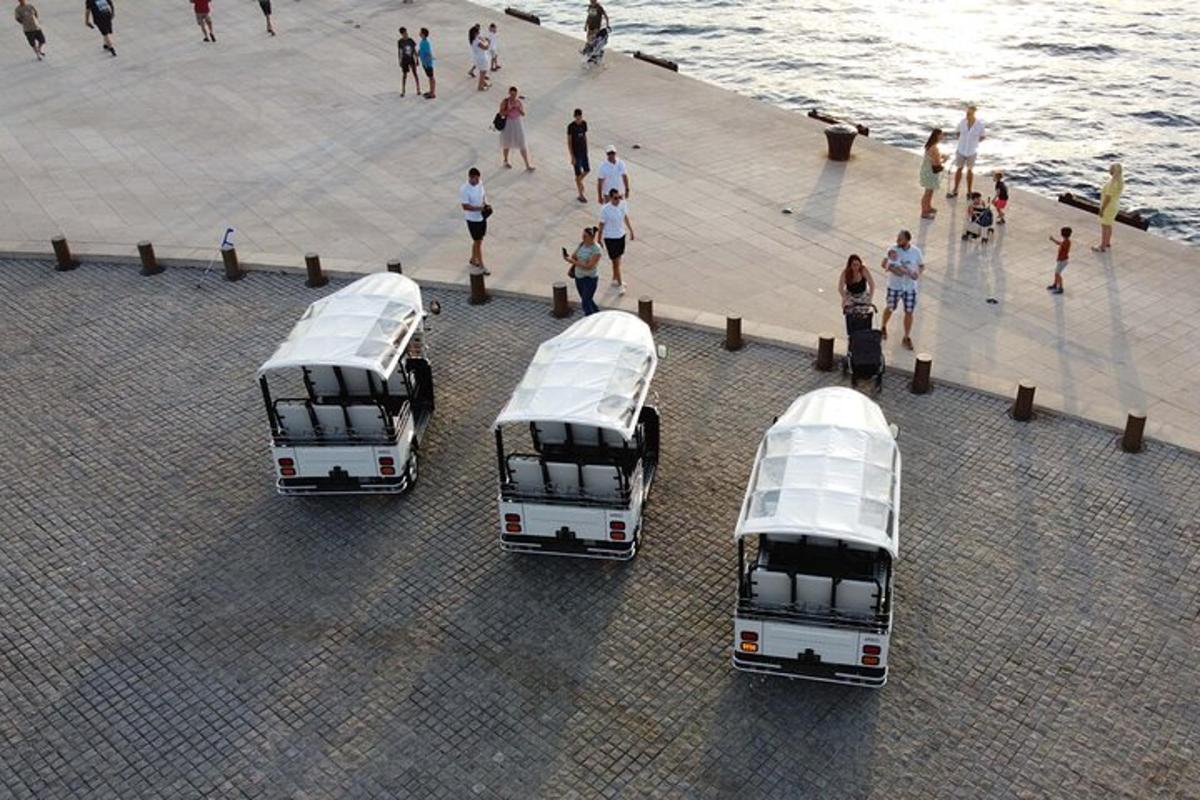 tre autobus a due piani parcheggiati vicino all'acqua