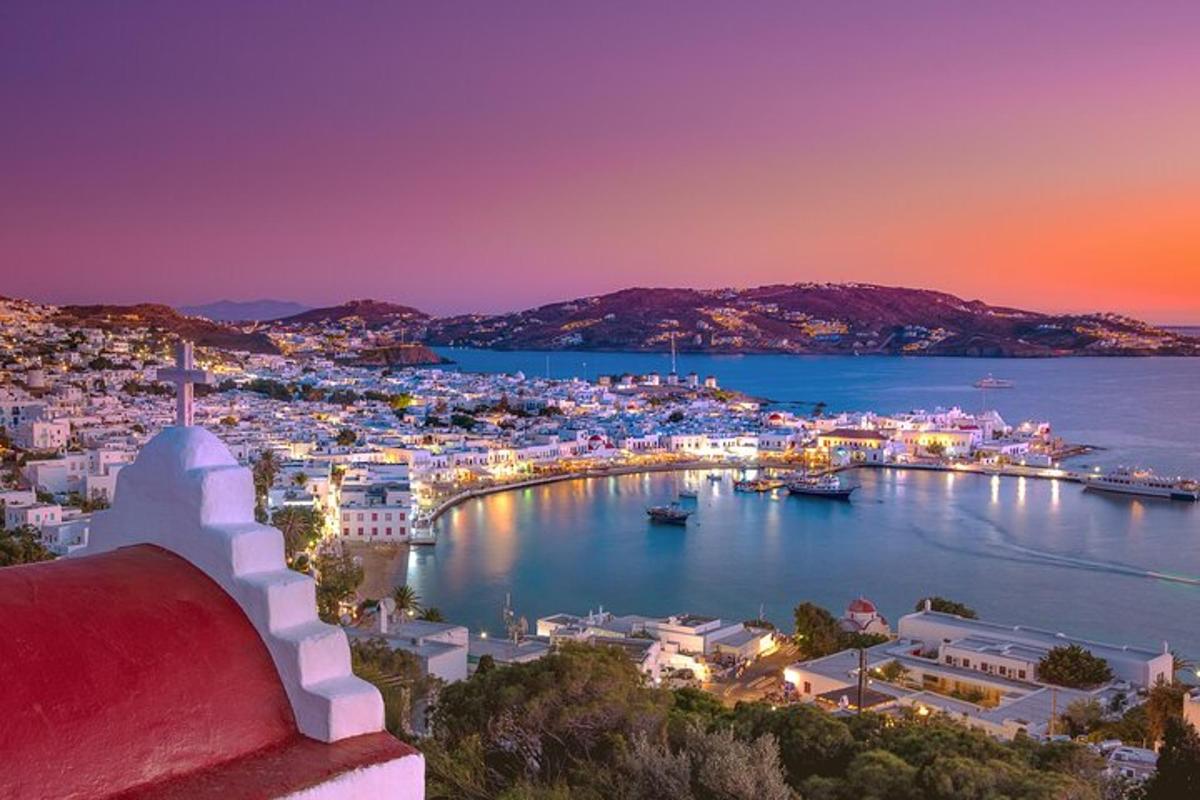 una vista d'una ciutat amb un port al capvespre