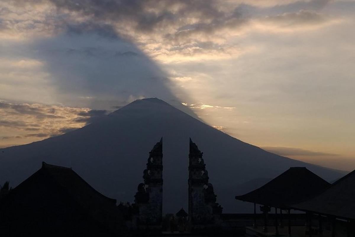 sebuah gunung di kejauhan dengan langit berawan