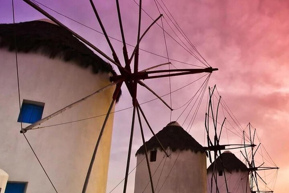 un primer pla d'un molí de vent contra un cel ennuvolat
