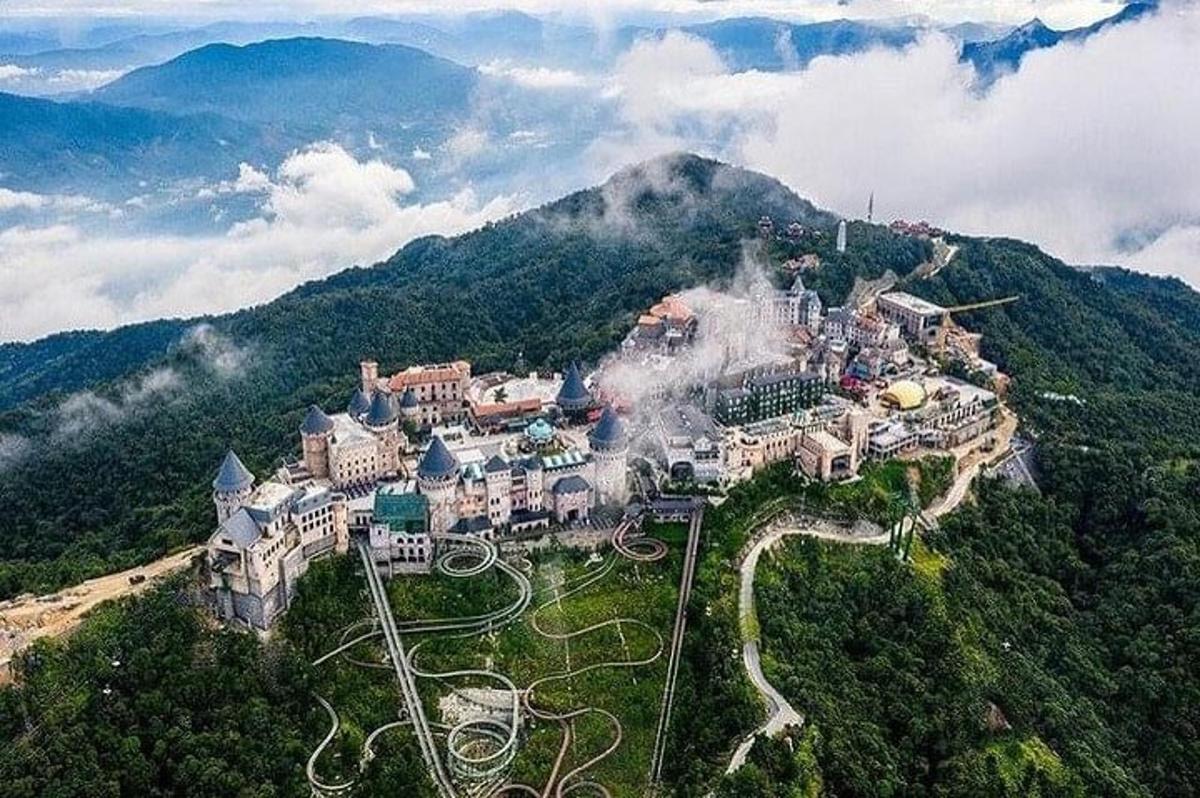 una vista aerea di un resort in cima a una montagna