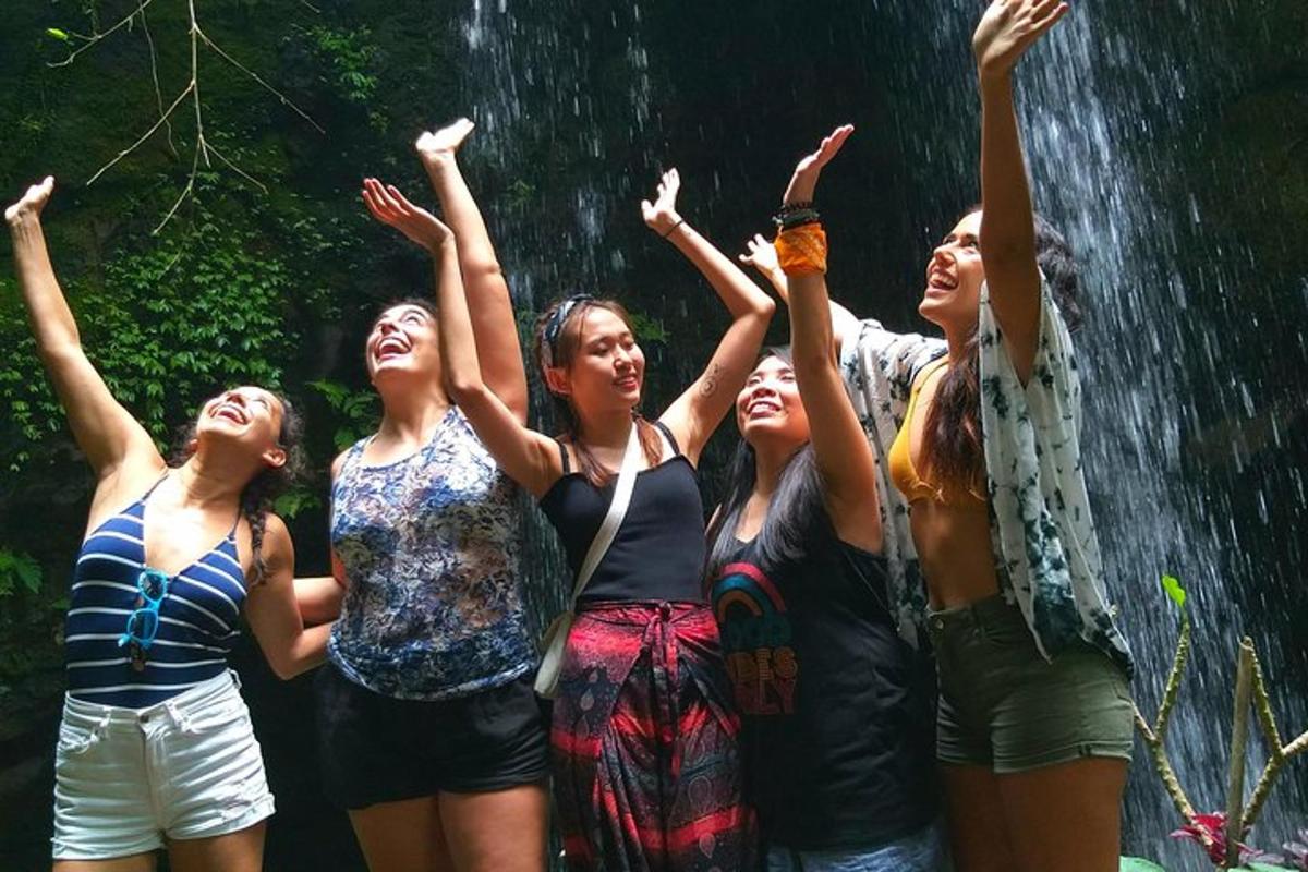 sekelompok wanita berdiri di depan air terjun