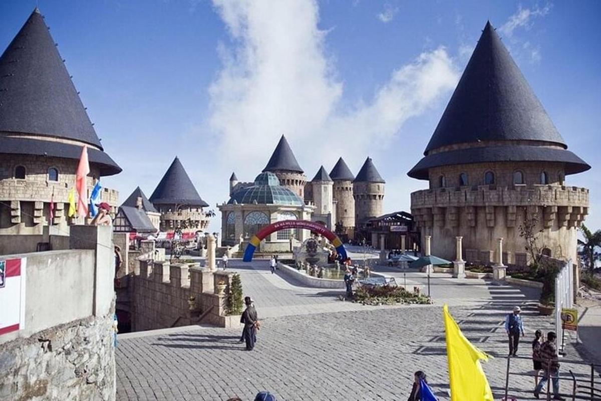 um castelo da Disney com pessoas em pé na frente dele