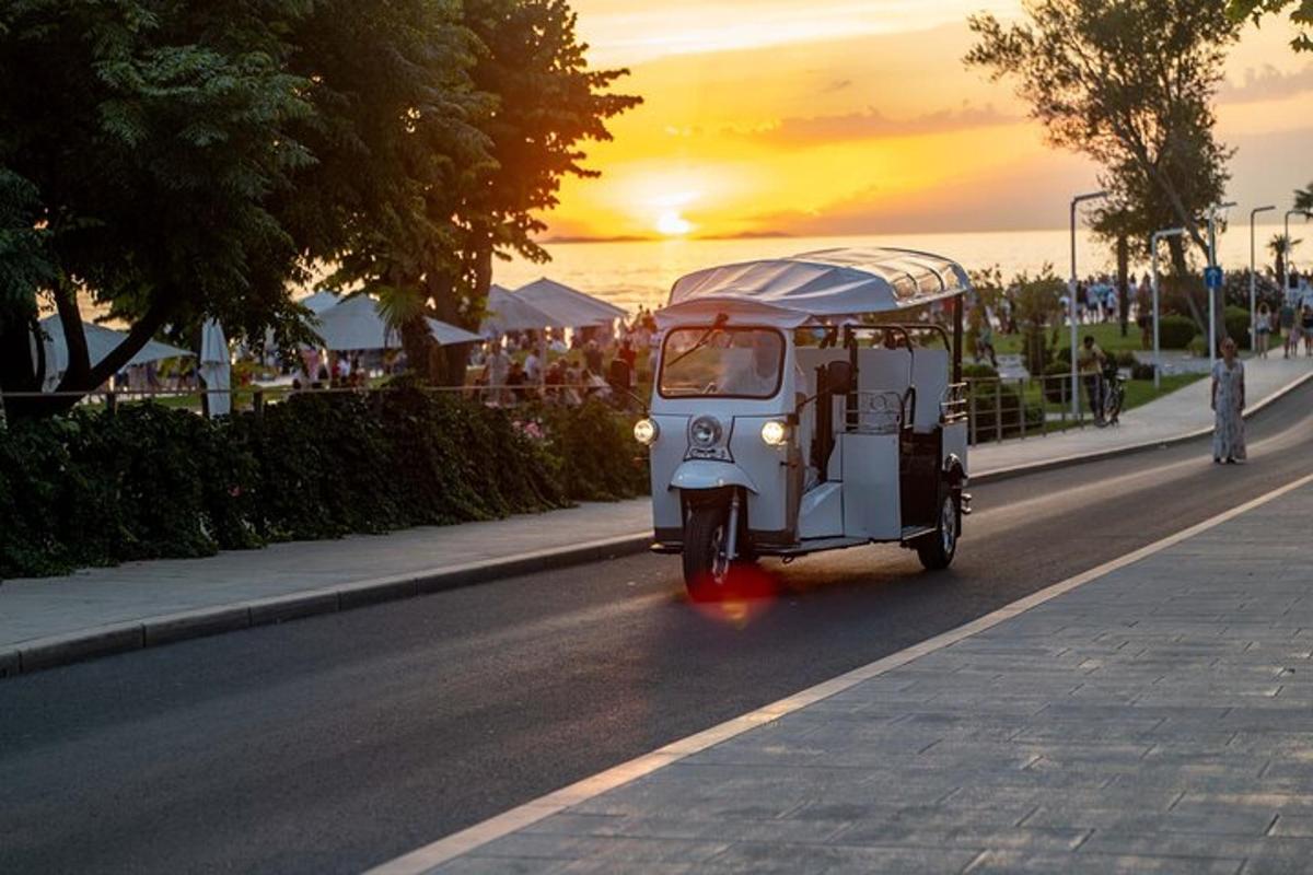 malé auto jedoucí po ulici při zapadajícím slunci