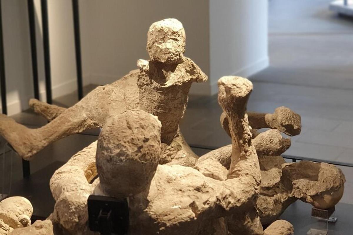 en statue av en mann og to bamser utstilt