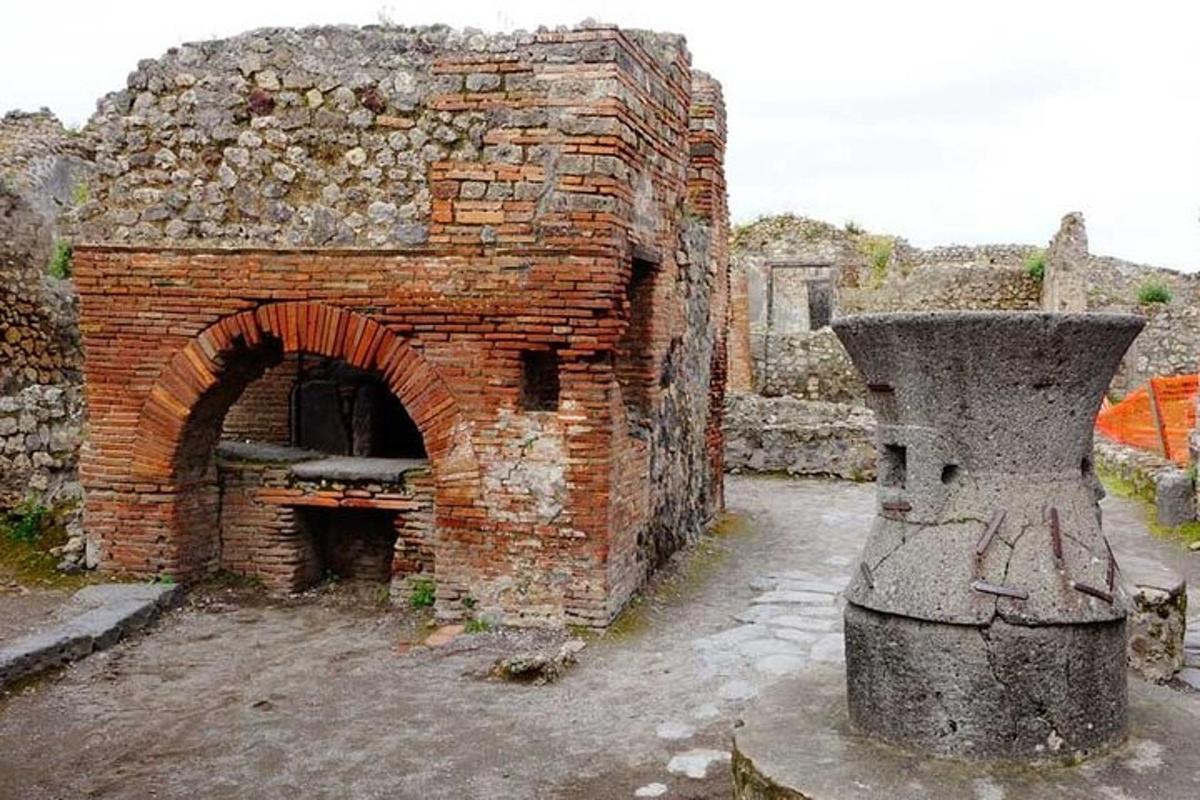 Un antiguo horno de ladrillo con un arco en un edificio.