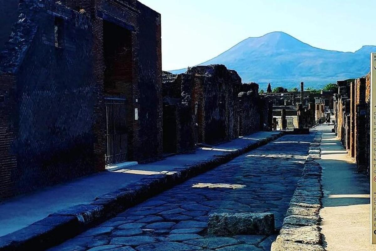 Una calle adoquinada con una montaña al fondo
