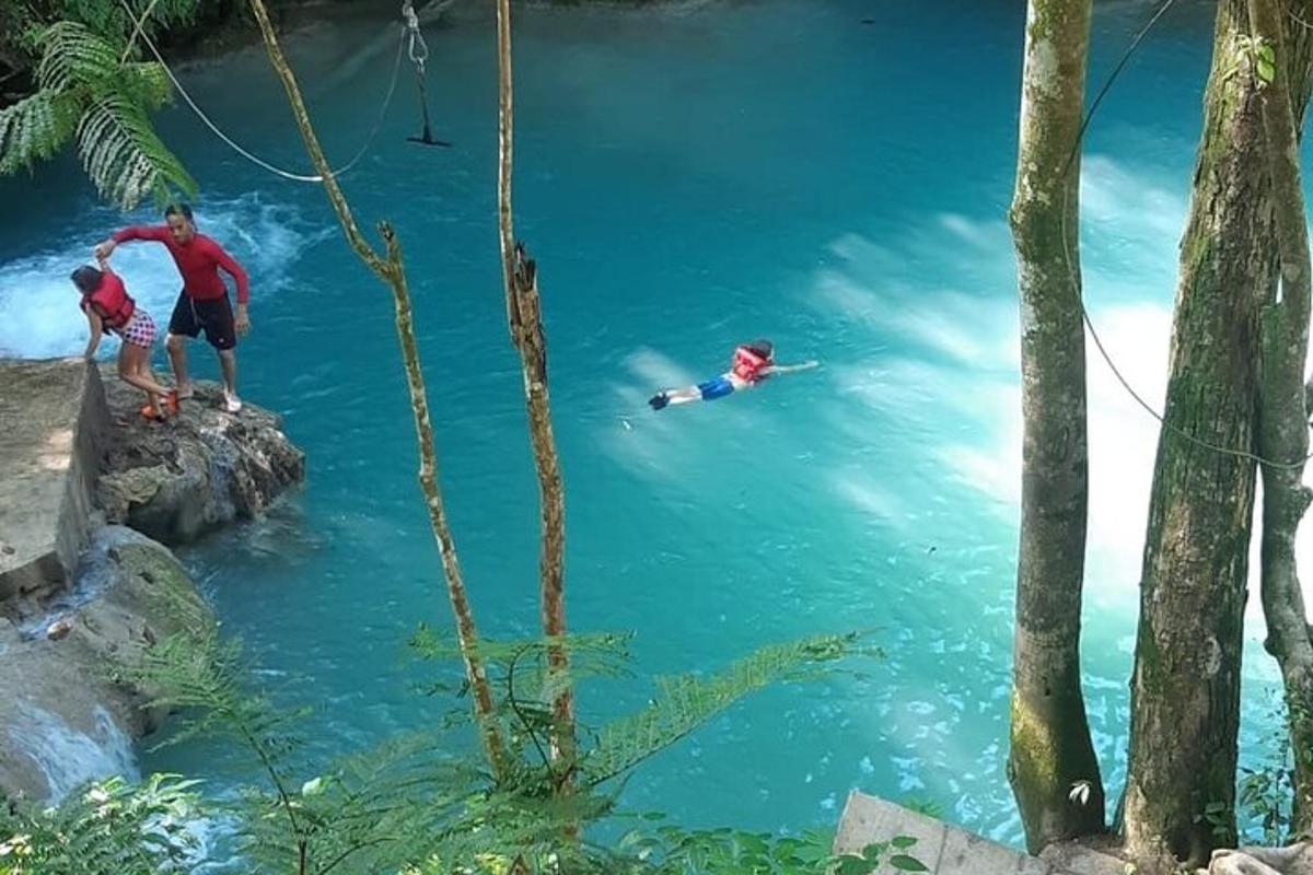 un grupo de personas nadando en un río