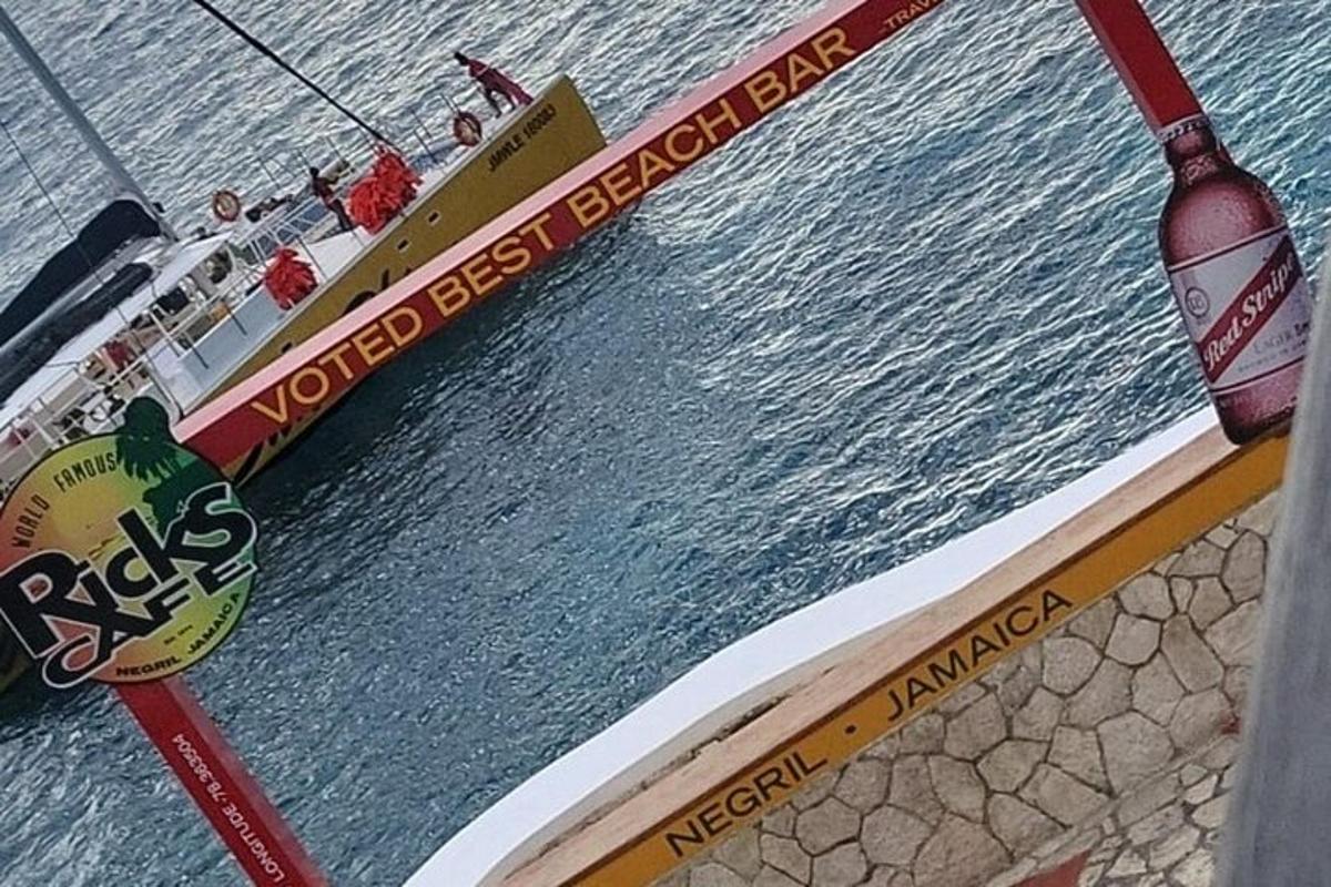 výletní loď ve vodě s lidmi na ní