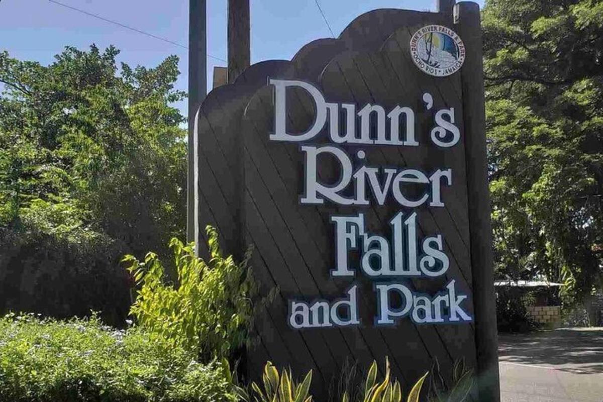 Un cartel para las cataratas del río Dummins y el parque.