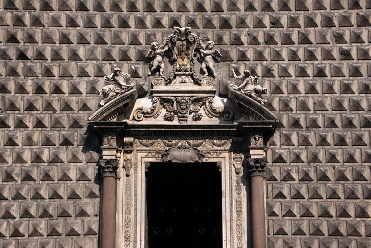 una porta d'un edifici amb una estàtua a sobre