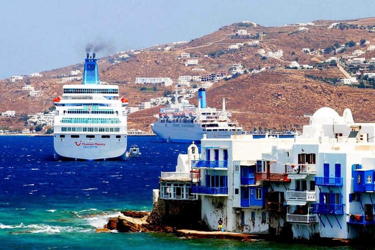 Un crucero está atracado en el agua con edificios.