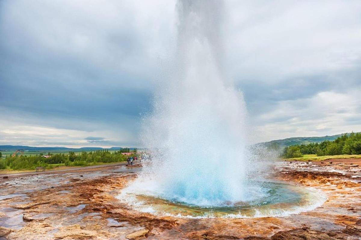 geysir keskellä hiekkatietä