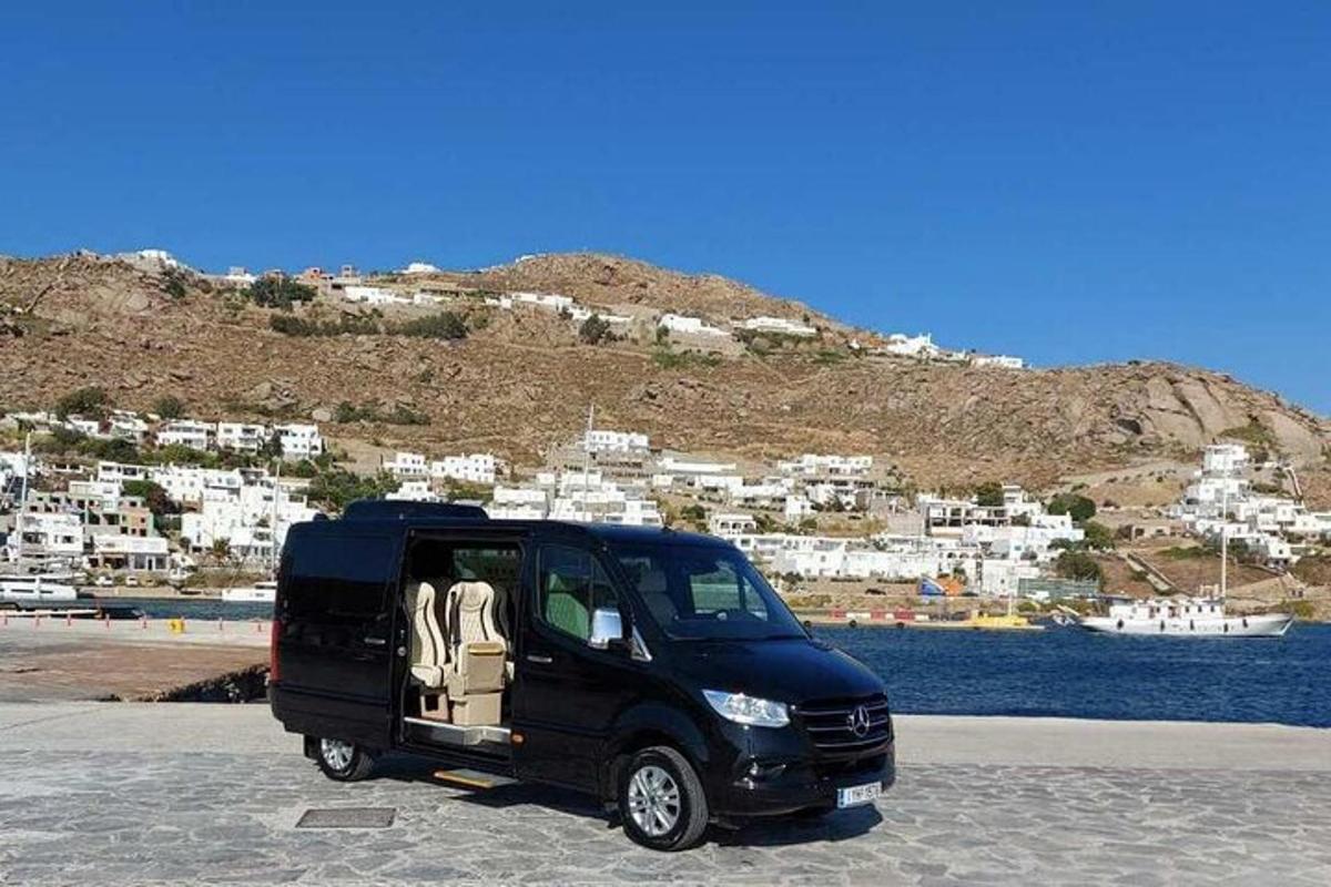 su kütlesinin yanında park edilmiş siyah bir minibüs
