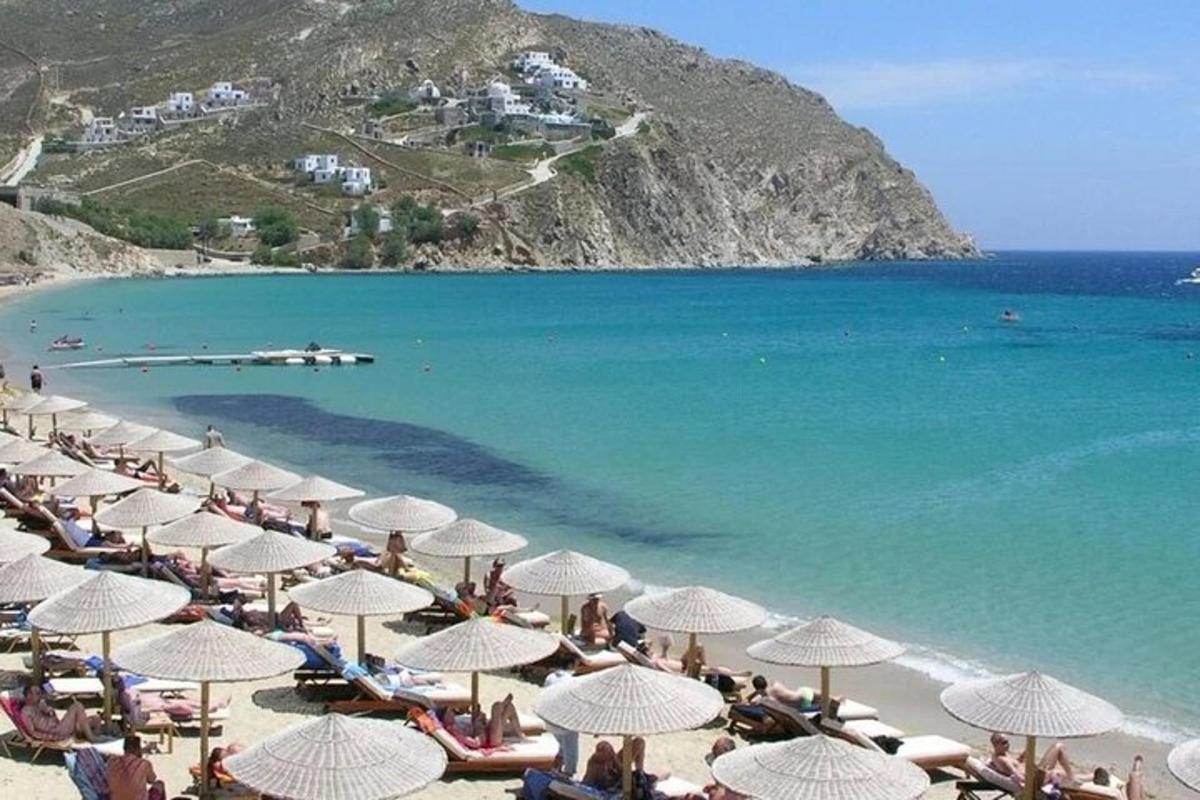 Un grupo de sombrillas en una playa con el océano.