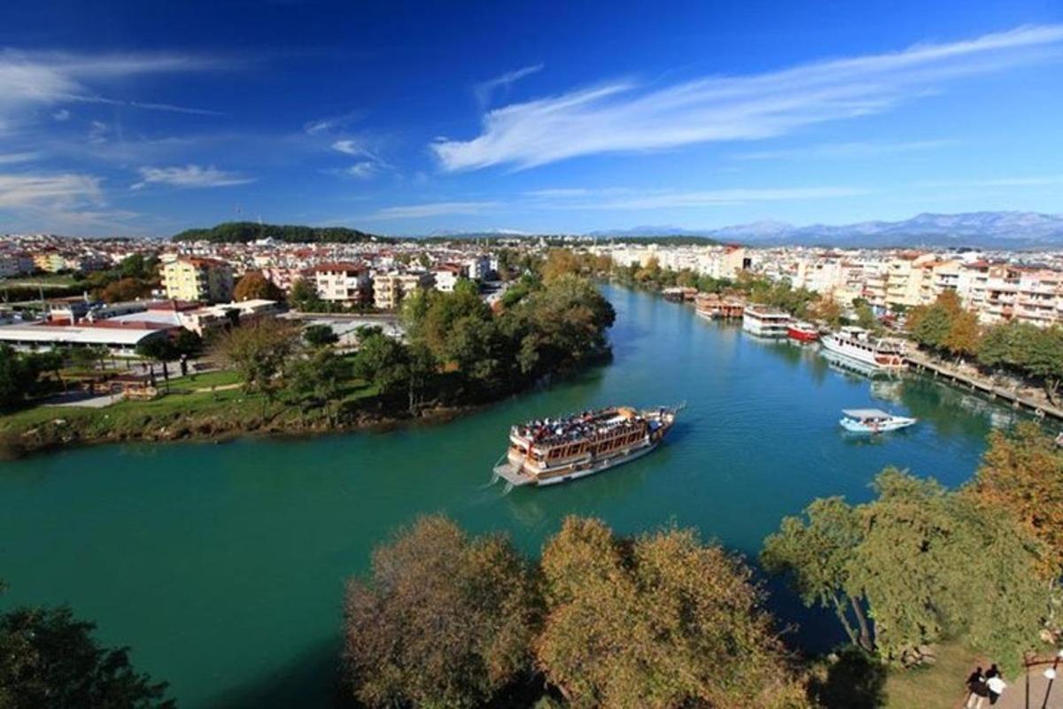 brod na rijeci s gradom u pozadini