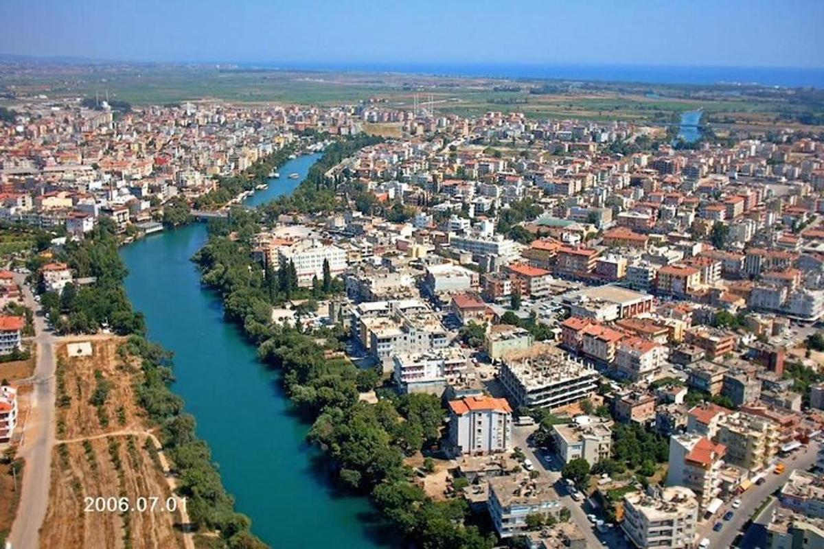 zračni pogled na mesto z reko