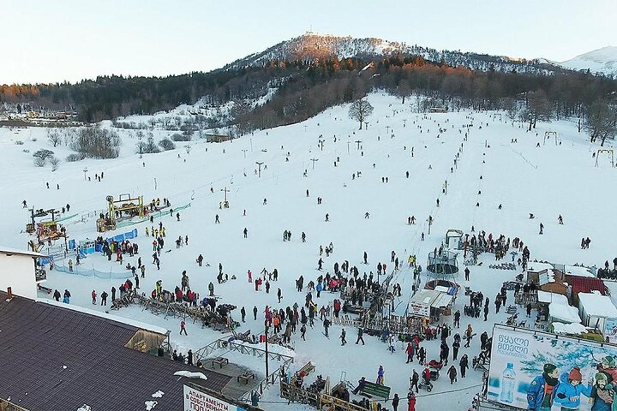 un folto gruppo di persone su un pendio innevato