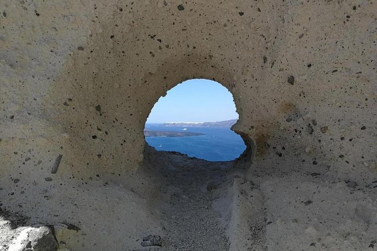utsikt over havet gjennom et hull i bakken