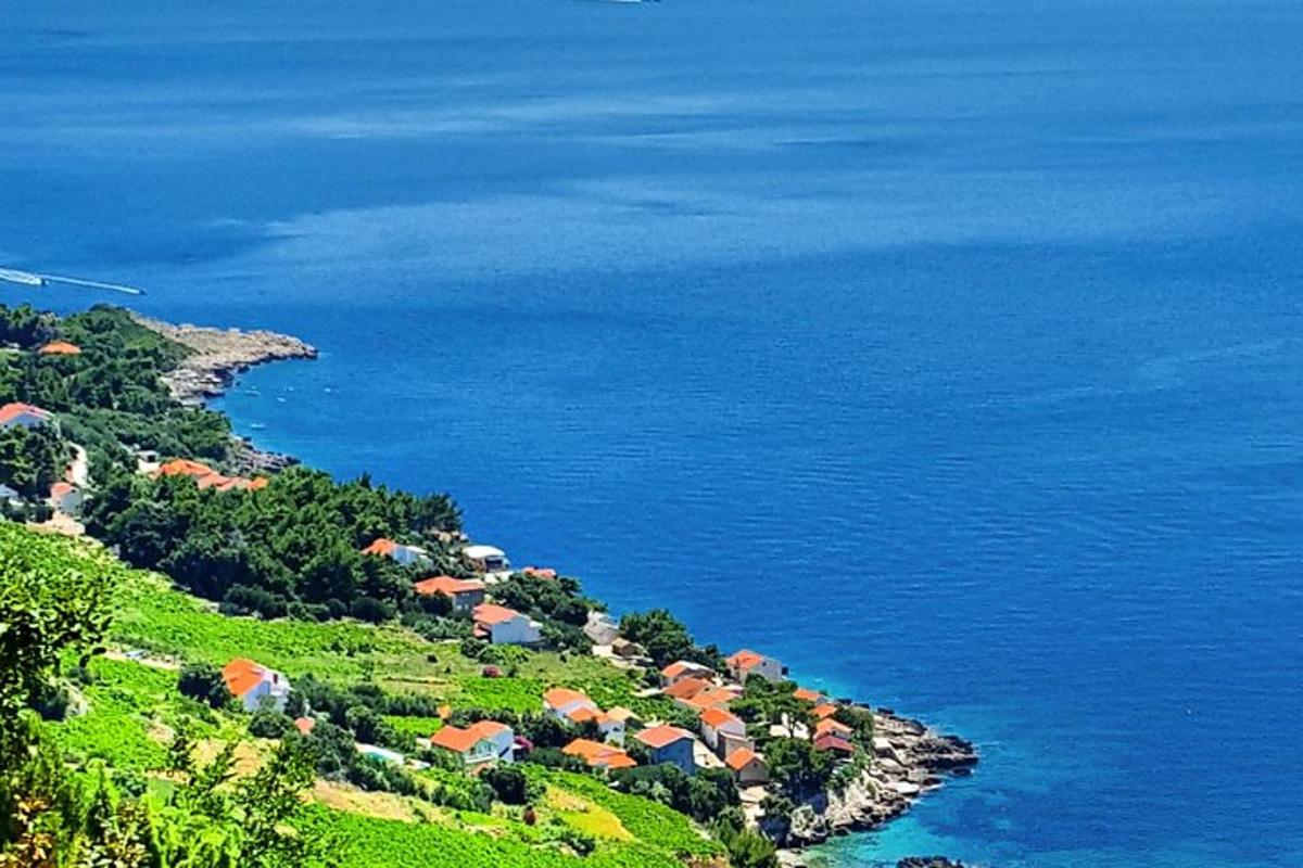 sekelompok rumah di atas bukit di sebelah laut