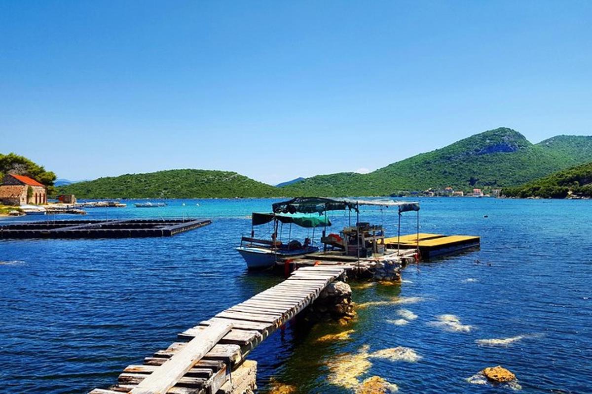 dua perahu berlabuh di dermaga di air