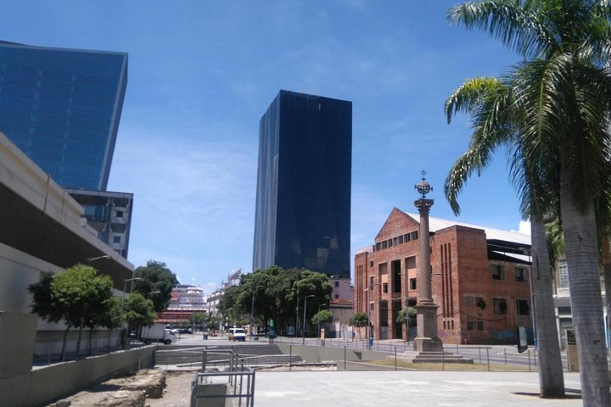 Una calle de la ciudad con edificios altos y palmeras.